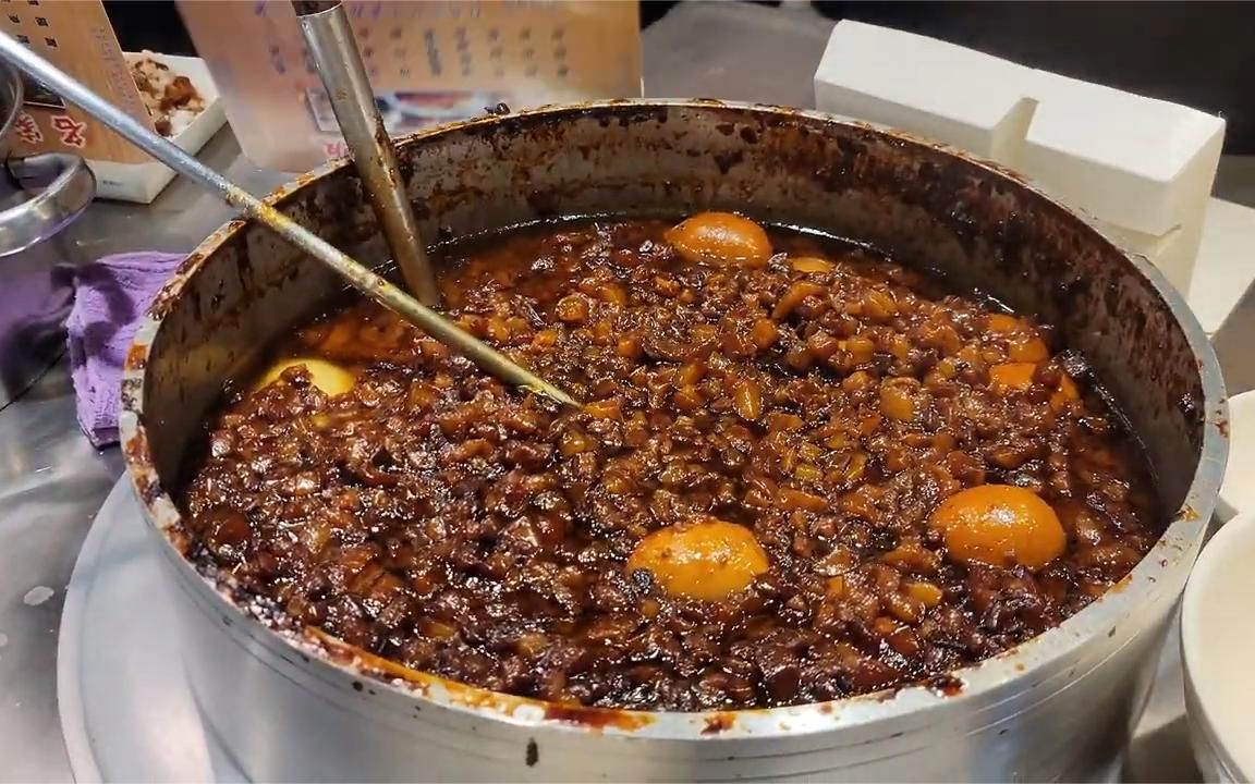 这就是台北很有名的名家卤肉饭，这么一大锅卤汁，看着太香了