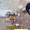 12岁男孩带妹妹小区里卖爆米花，2元一份，女子捧场购买：量还挺大！#孩子的快乐很简单