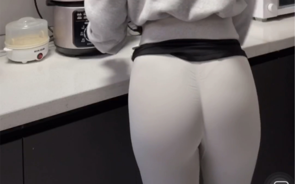 White peach butt yoga pants home workout.