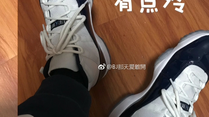 黑袜帅哥在脱aj高帮鞋