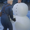 藏在雪人里的士兵