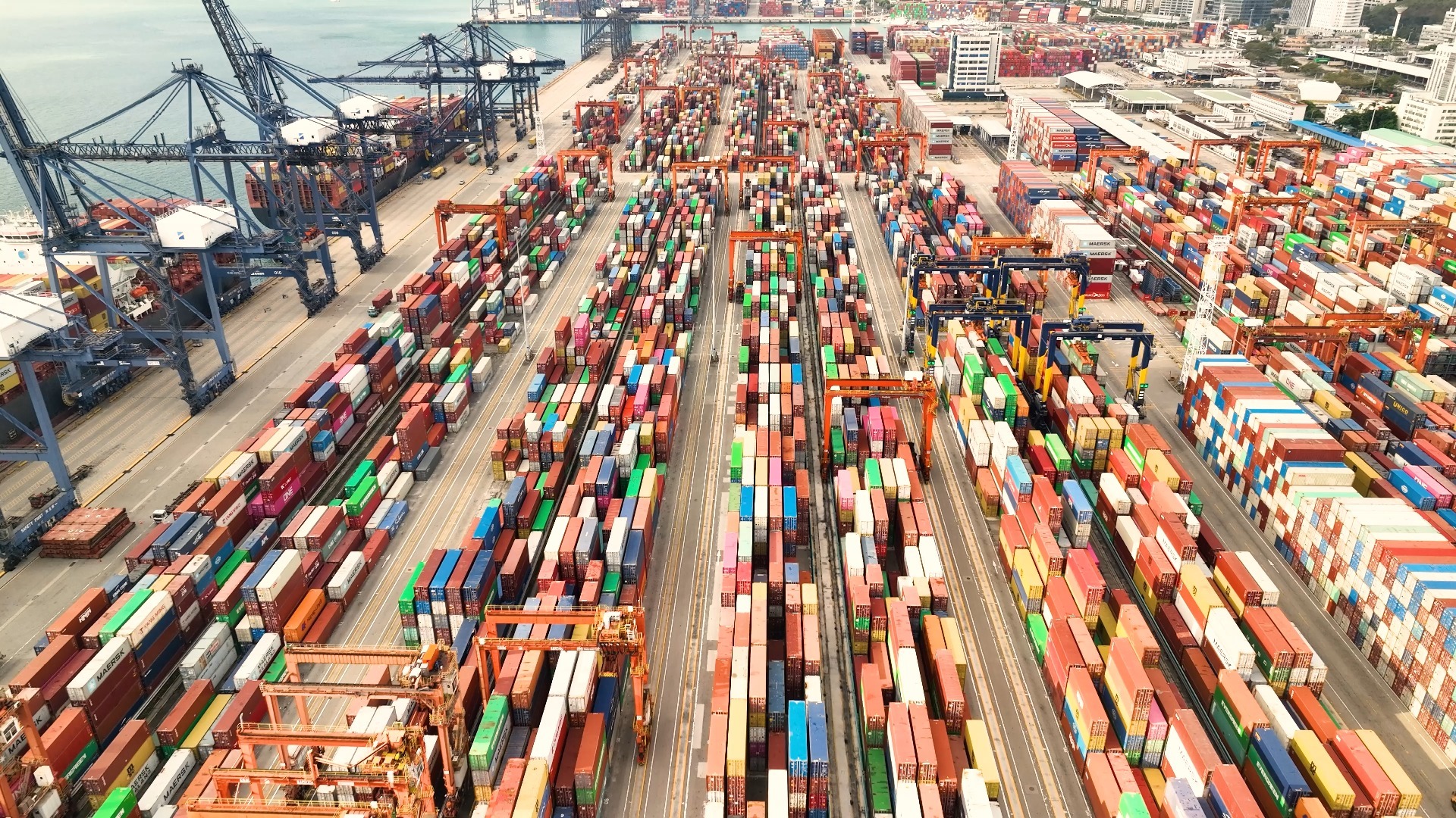 深圳盐田港繁忙的集装箱港口码头航拍视频4K_大疆御三