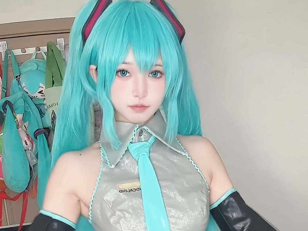 Count how many Hatsune's are in the video?