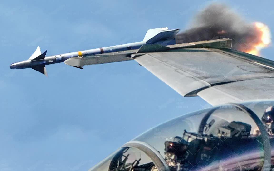 近距离展示如何在F/A-18C上挂载AIM9X 响尾蛇