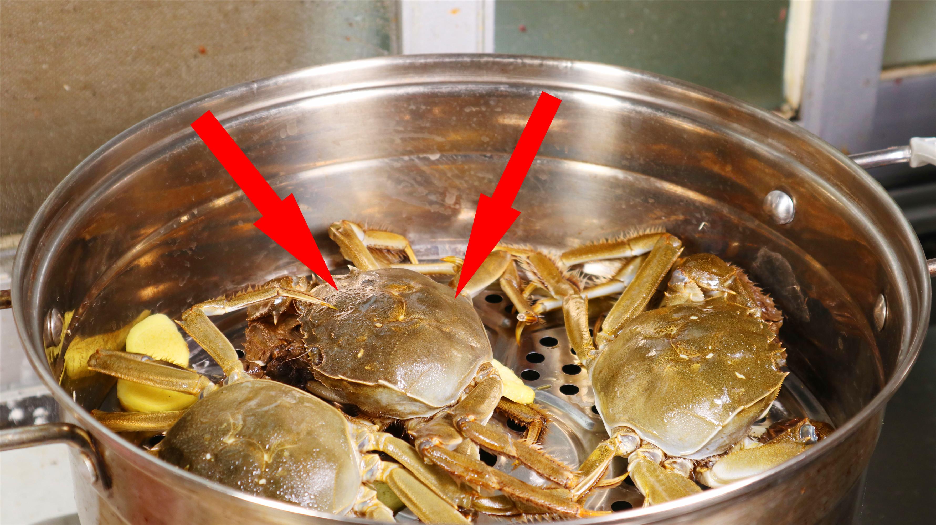 蒸螃蟹，用热水还是冷水？5星级大厨教你正确方法，不腥不流黄