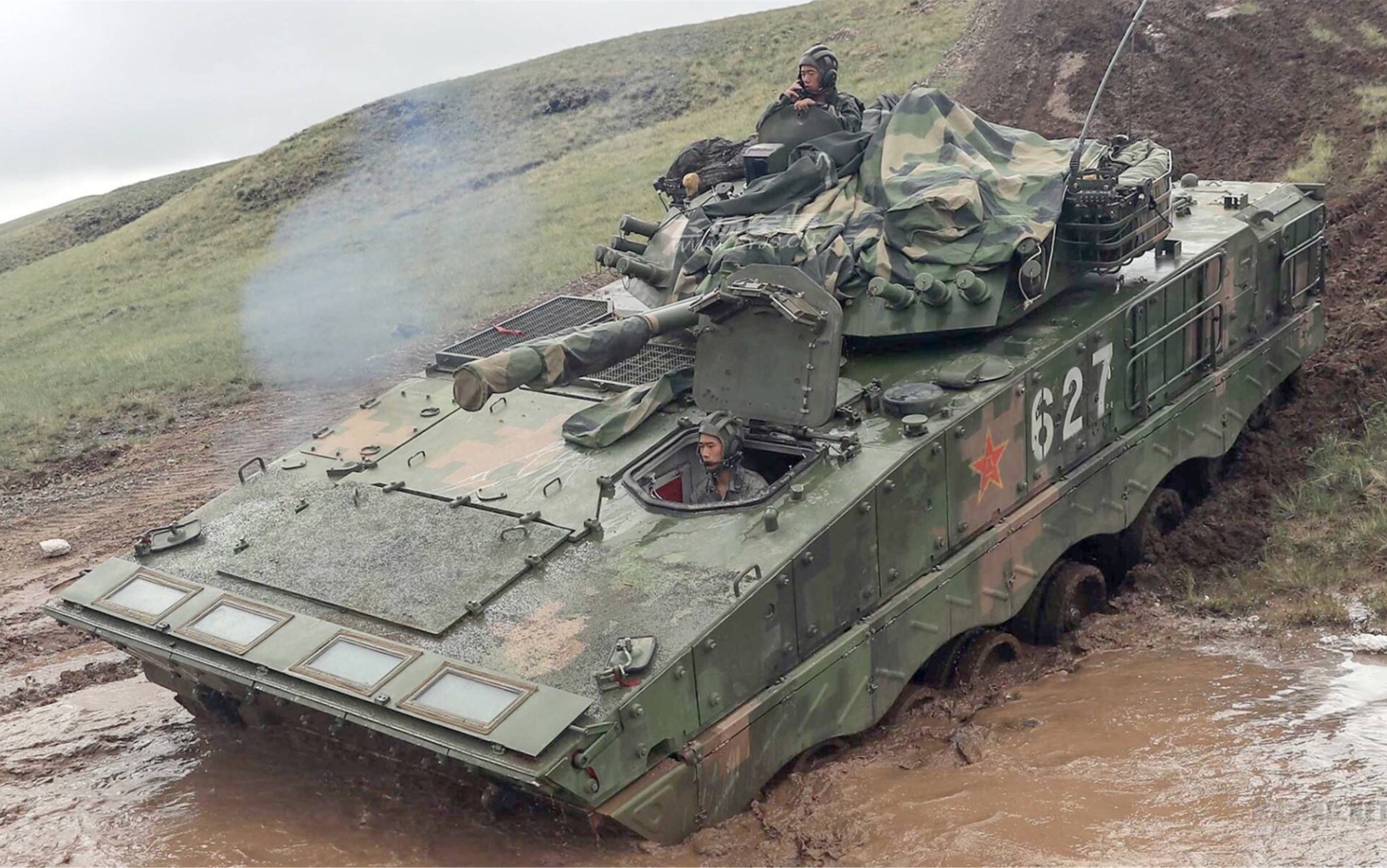 中国人民解放军04A步兵战车1:72合金模型unistar 三荣和平使命阅兵 