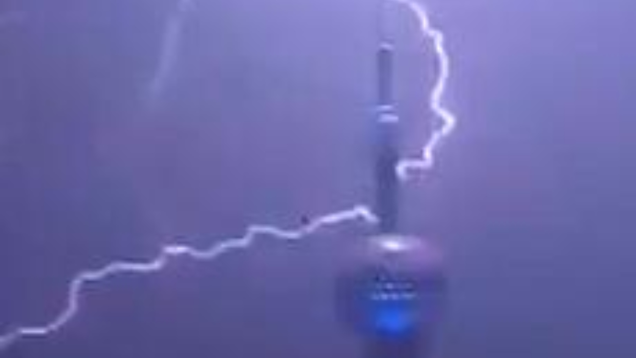 现场视频！上海东方明珠塔被闪电击中瞬间，市民发出连连惊叹