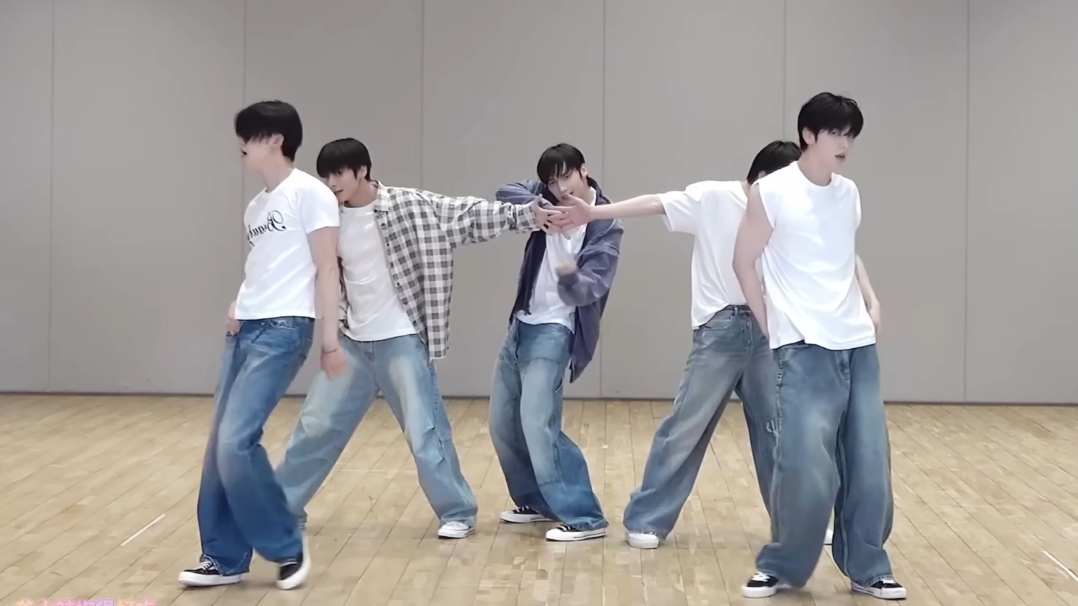 『4K镜面扒舞』TXT回归曲Love Language镜面放大练习室 放大+加亮+音源替换 扒舞用