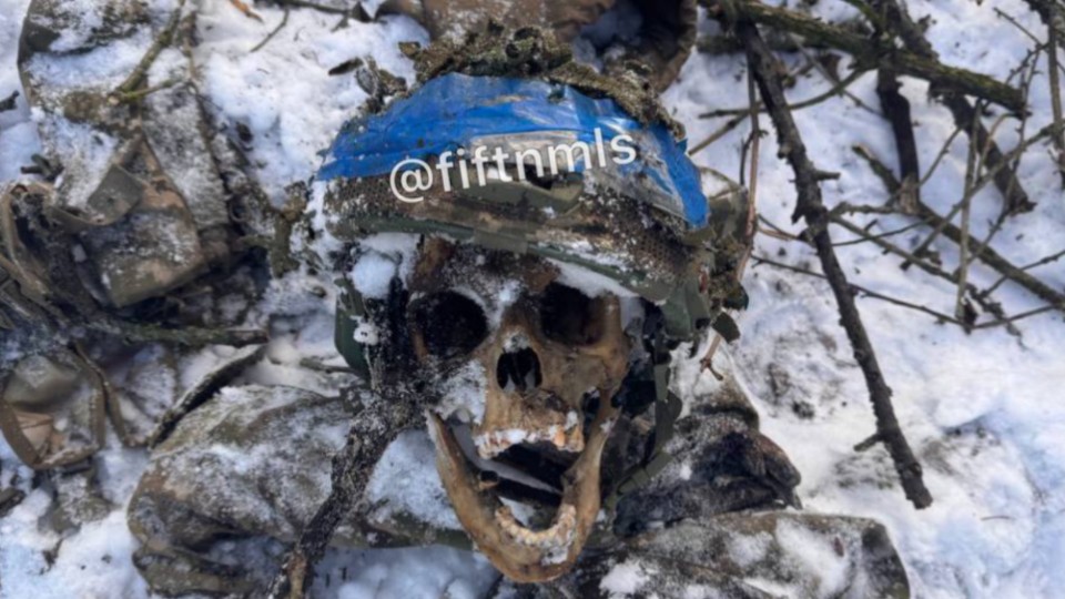 你不相信眼泪，因为战争无视软弱！遍地枯骨，战争的结束似乎近在咫尺又遥遥无期！俄军攻克乌军阵地，击毙大量乌军士兵。俄乌残酷巷战、堑壕战纪实，遍地乌军200号货物。