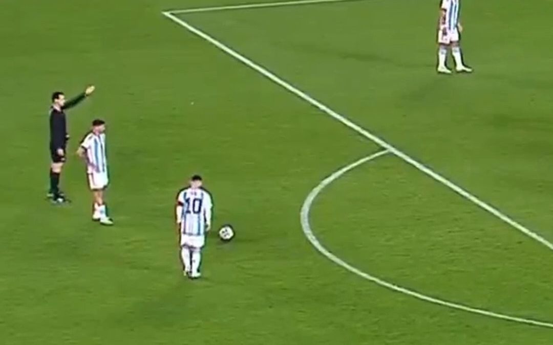 百步穿杨🌟！梅西任意球破门，打进阿根廷本届世预赛首球！