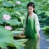 《采莲曲》王昌龄于龙标东溪见酋长之女阿朵采莲唱歌，受吸引作《采莲曲