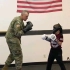 当孩子蒙眼练习拳击揭开眼罩时发现当兵的父亲来到了他的对面