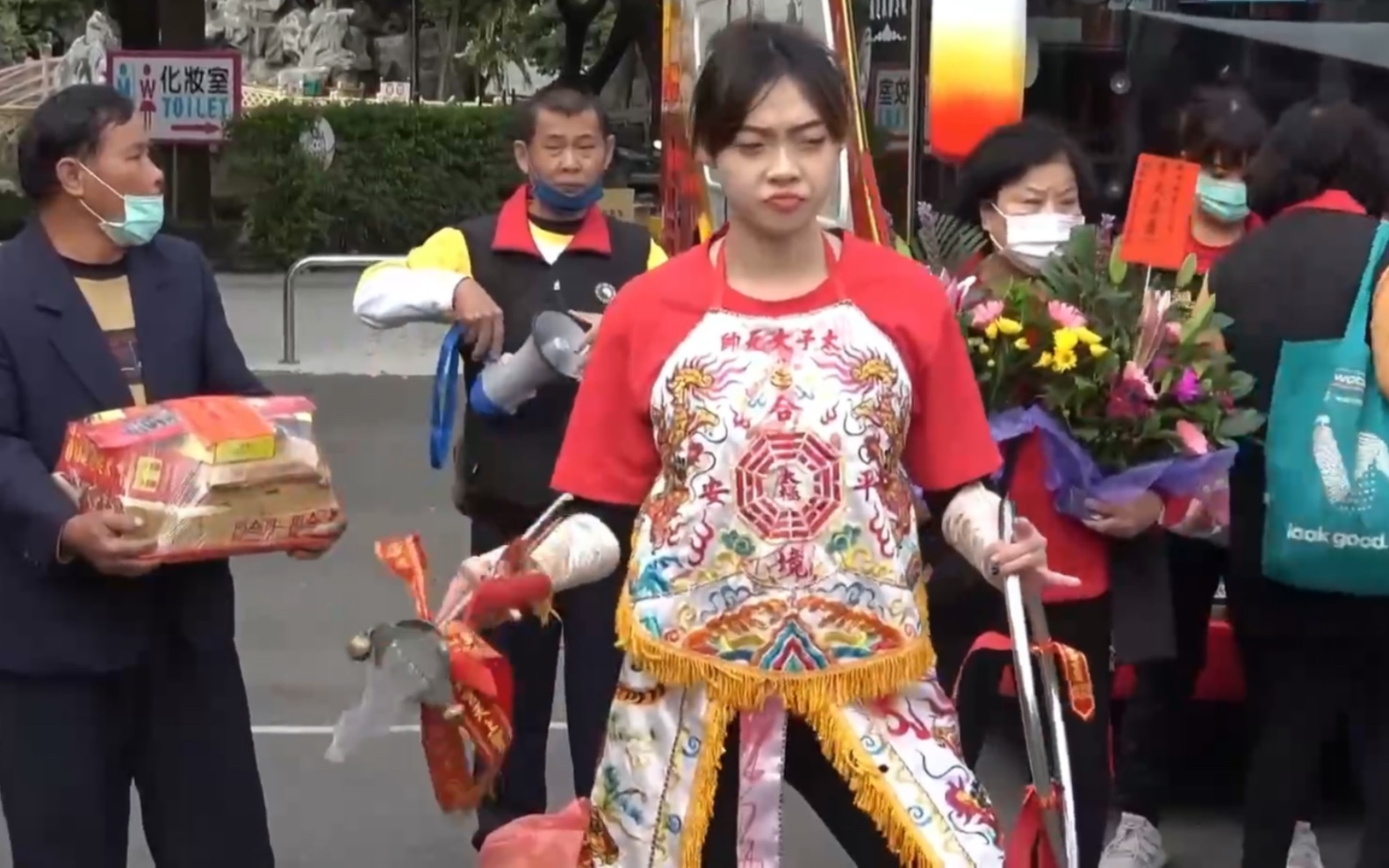 The pure and innocent Crown Princess, holding a fire-tipped spear and a Qiankun circle.