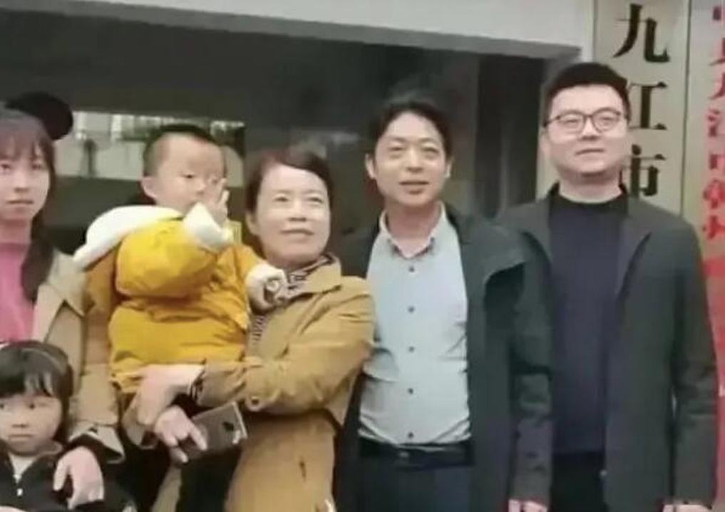 郭威和老婆田静五一回九江过节爸爸亲自上山撕笋期待全家团聚