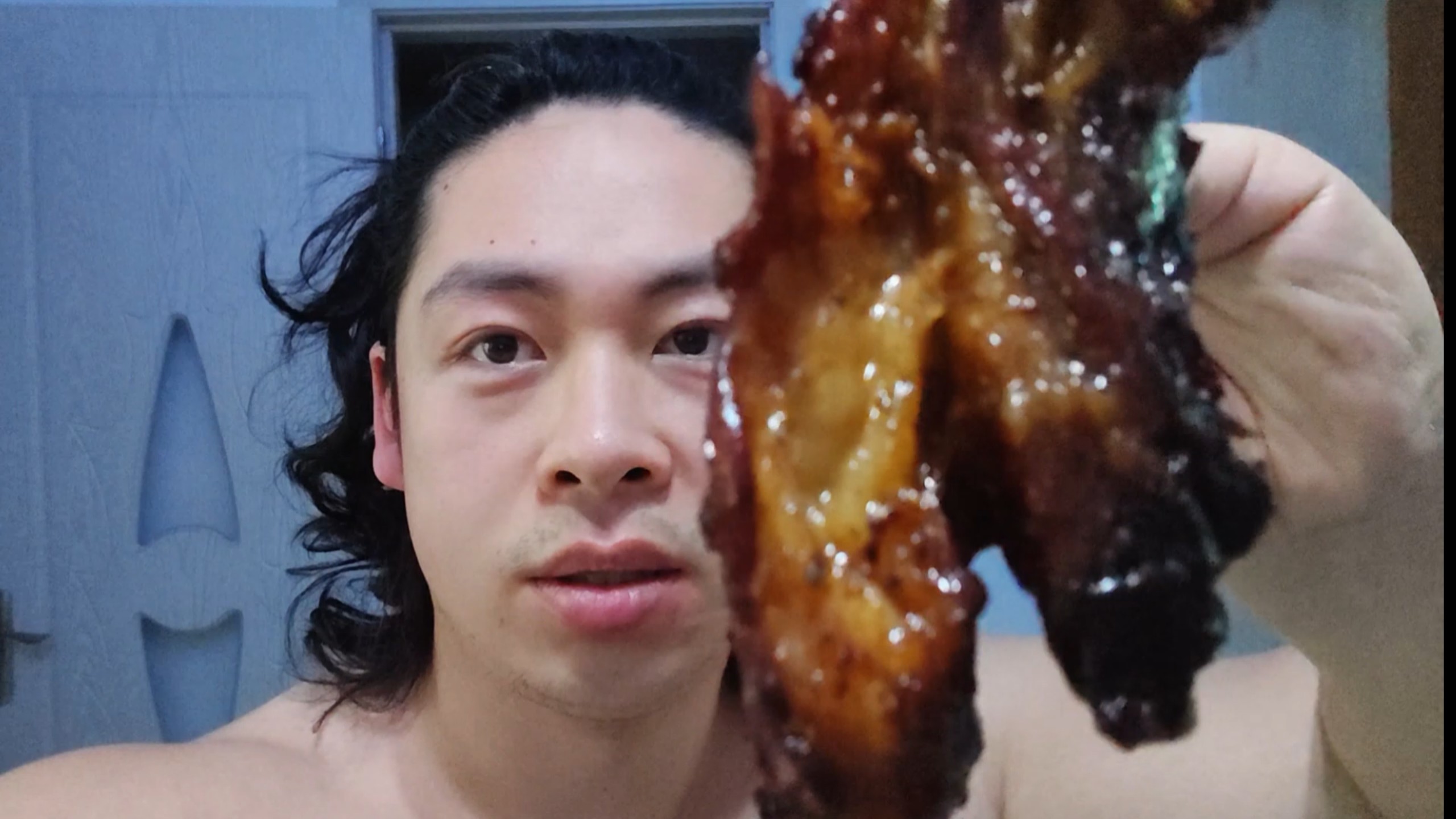240斤胖小伙一天吃了8斤肉，还扬言“年都快过完了，多吃点没事，几个月就能减肥60斤”
