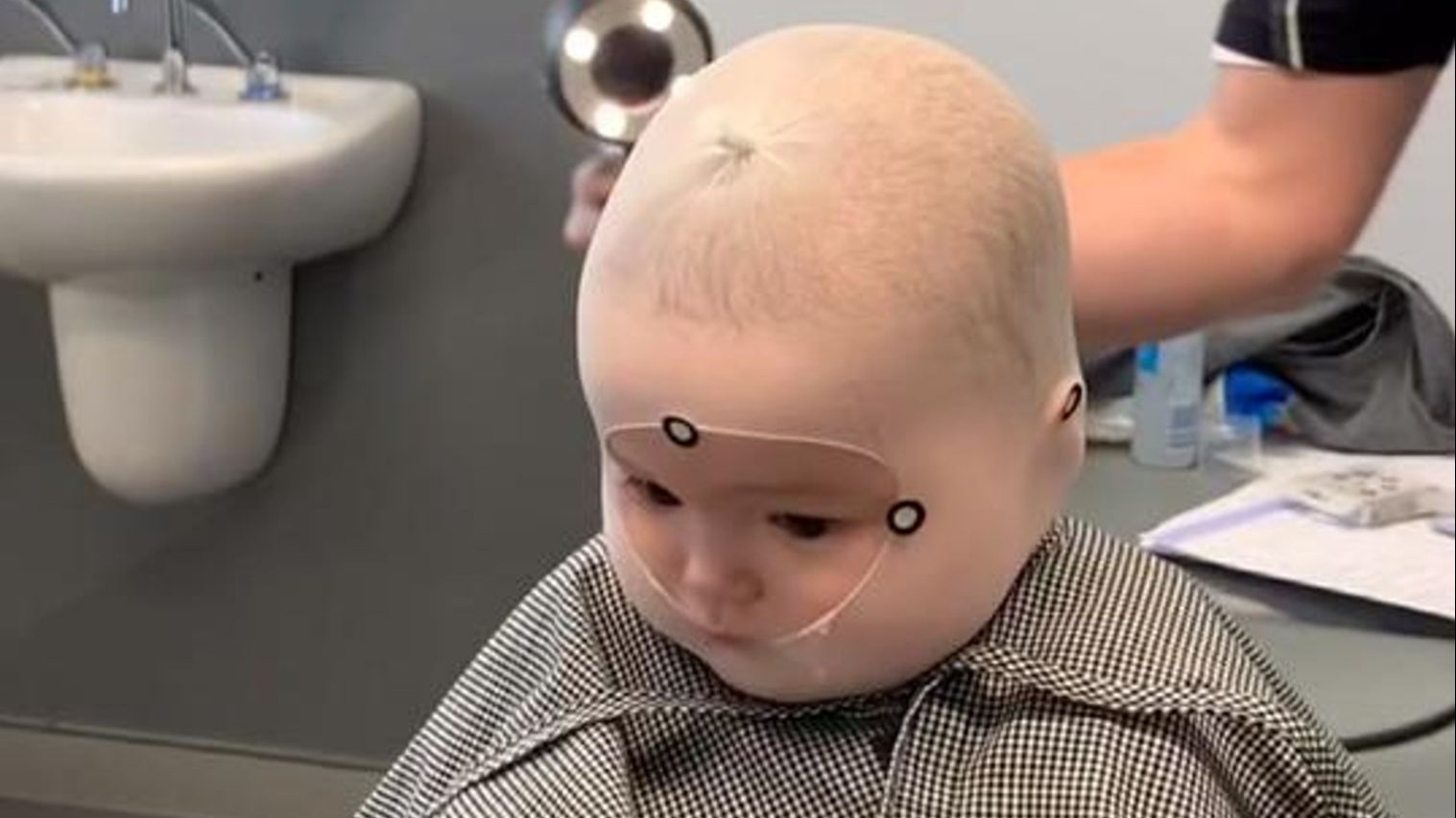 给宝宝带上扁头矫正头盔，怎么还能这样啊，哈哈哈可爱死了