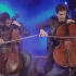 【大提琴】两名大提琴家走进摇滚酒吧一开始他们被嘘下台但最后他们用音乐征服了所有人