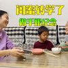 小学生的闺蜜转学，非常伤心，妈妈做手账安慰她，心若在友谊就在