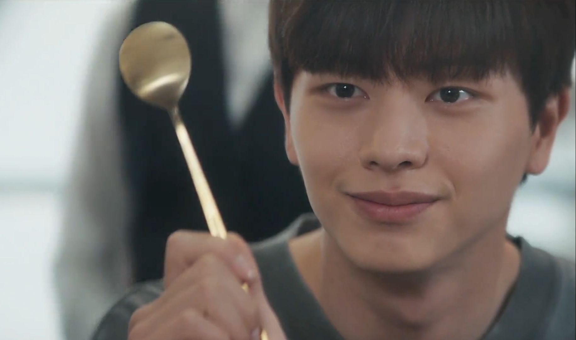 穷小子在路边花十块钱买了一个金汤匙，老婆婆却告诉了同一个惊人的秘密《金汤匙》