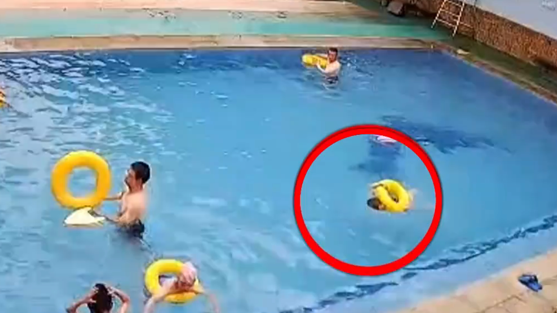 四川通报儿童溺亡：关停涉事游泳馆，知情人称救生员当时有事离开