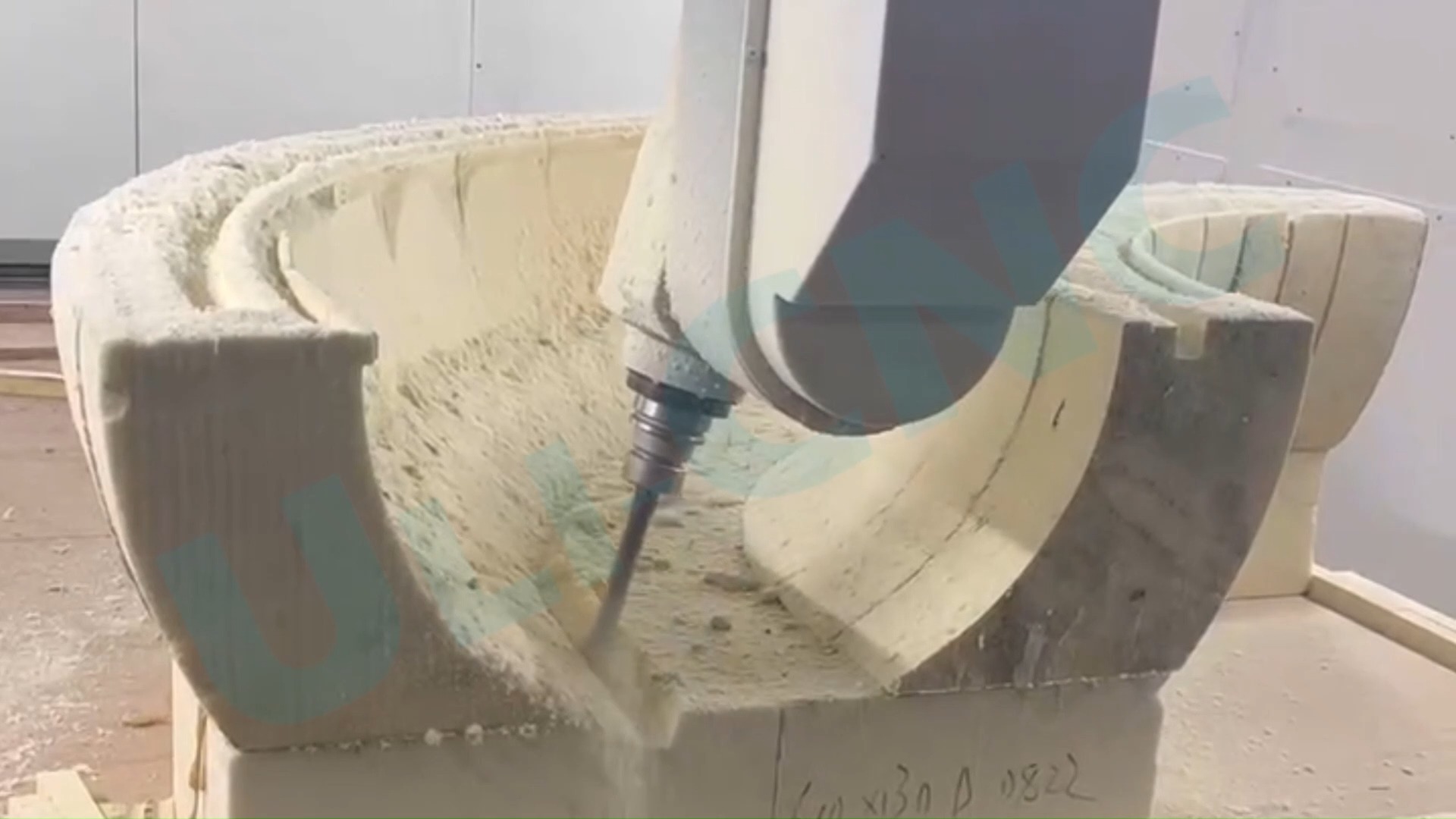 新型复合材料五轴雕刻机 大型石油管道保温隔热件加工视频