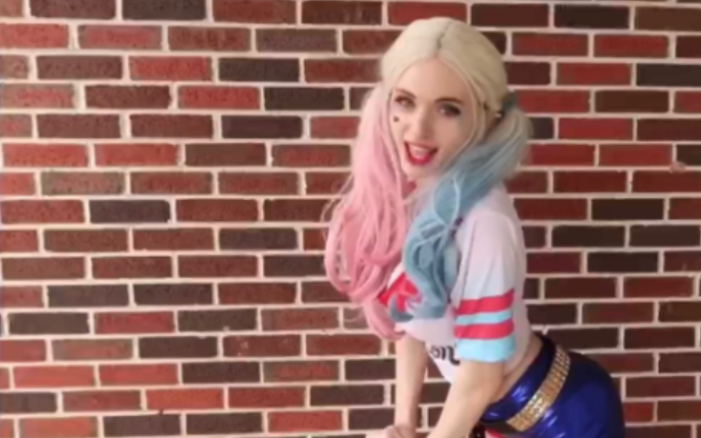 【Amouranth】金发女孩在健身房cos小丑女进行臀部训练。很久以前的视频希望大家喜欢（中文字幕）-腹肌CLUB-腹肌CLUB-哔哩哔哩视频