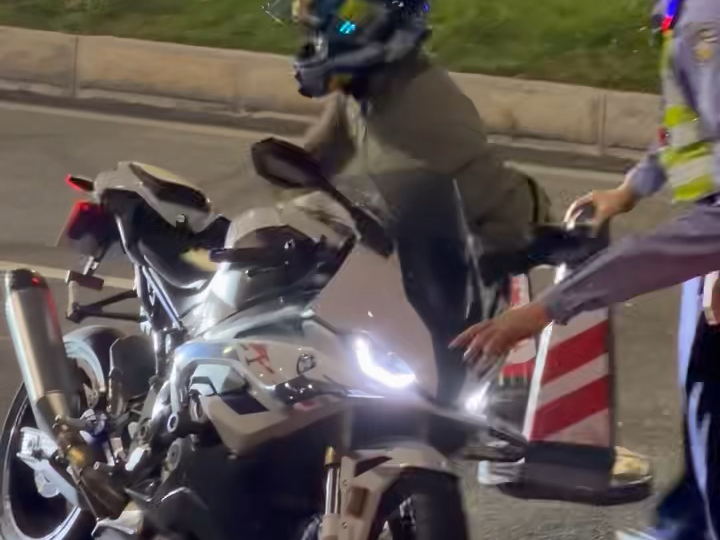 宝马S1000rr，我没想跑，大哥我粤A呀，原厂天蝎