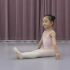 5岁小可爱展示英皇芭蕾舞蹈基础 萌翻天