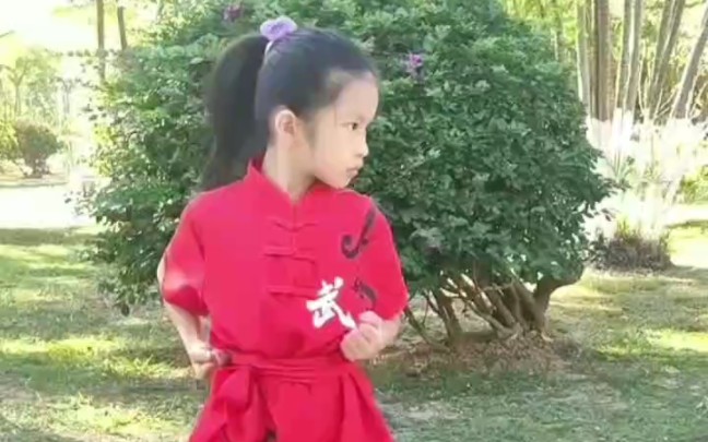 7岁小姑娘演练武术长拳，真是太棒了！