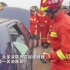 广西消防员训练间隙模拟救援，一拳瞬间将车窗击碎，震撼一幕曝光