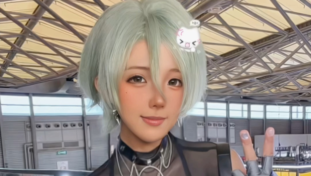 见到黑皮下垂眼绿头发的女孩应该叫她？