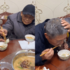 感动而温馨！湖北64岁儿子过生日，97岁父亲给儿子夹菜又摸头