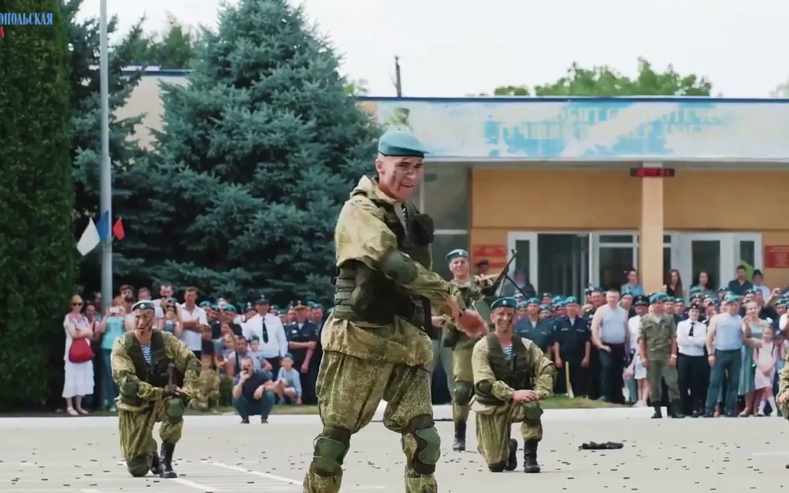 俄空降兵成立90周年表演片段
