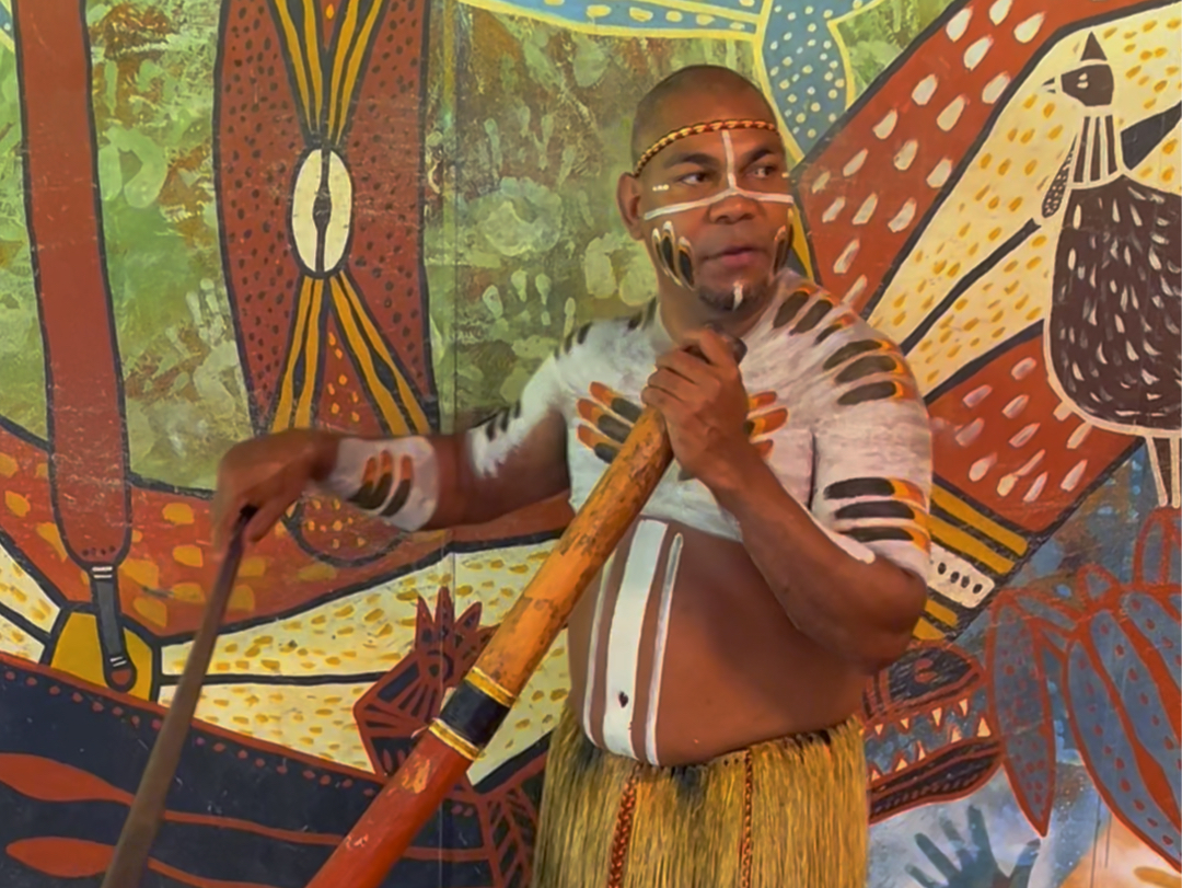 《玩在昆士兰》十五：澳大利亚土著用传统乐器迪吉里杜管吹奏模仿动物。他结合手势，模仿了袋鼠、鸟等动物的声音。还在吹奏完毕时发出＂Thank you ＂的感谢语。