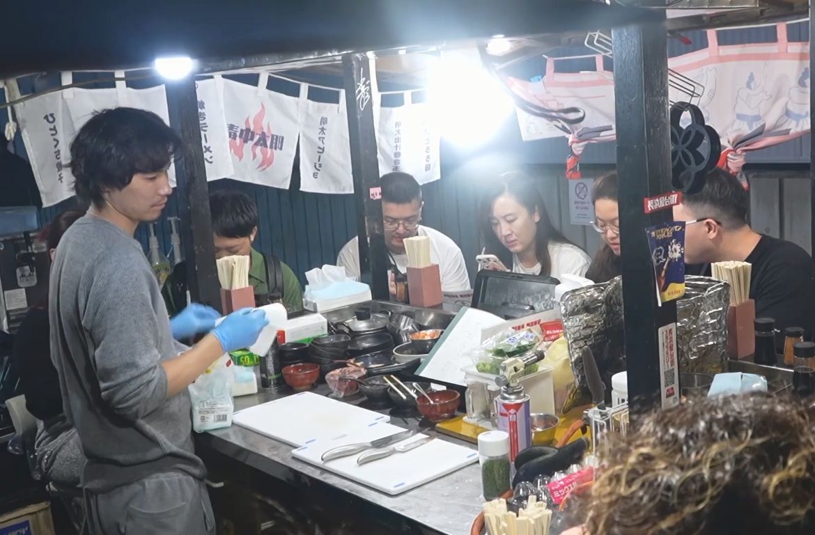 【日本美食】年轻老板的人气屋台，客人蜂拥而至的终极明太子专门摊