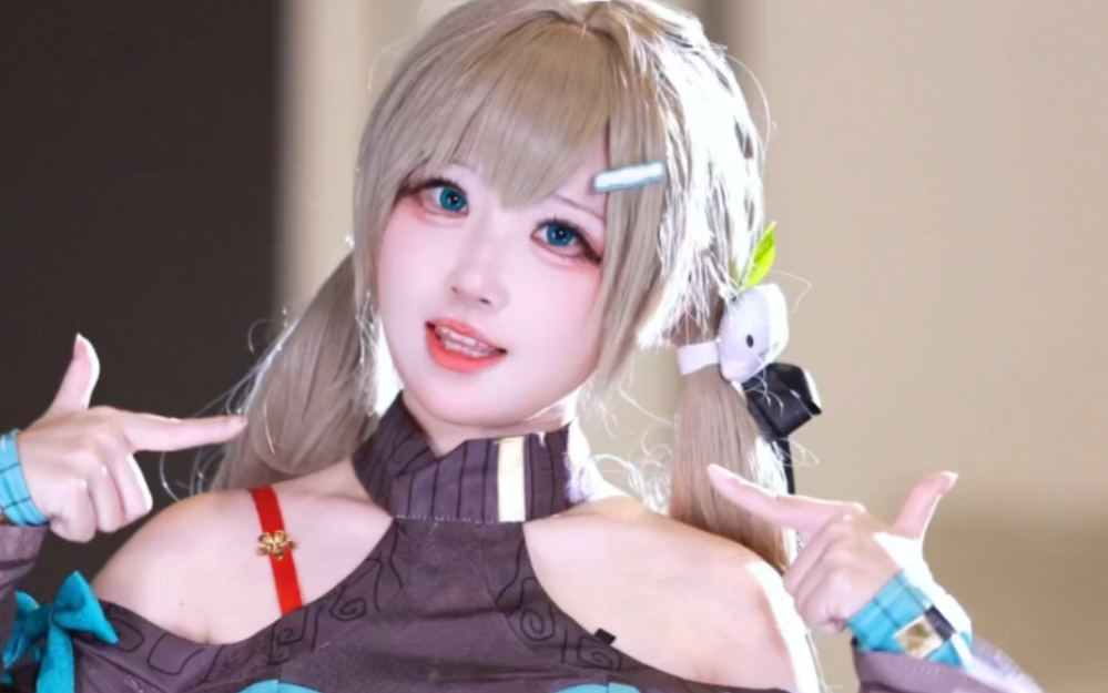 Do you want to take a picture with this Green Sparrow at Comic-Con?