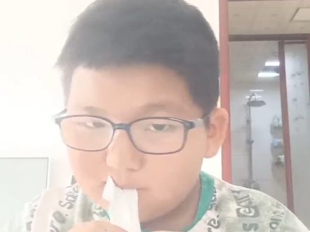 前天给孩子检查说缺钙铁锌正想买诺特兰德给寄来了我赶紧给他补上