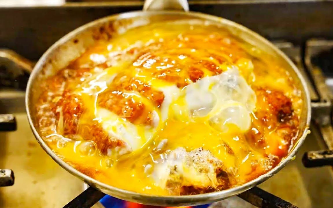 神户三宫顶级猪排饭！被鲜美嫩滑的鸡蛋液包裹,煎到八分熟就吃!