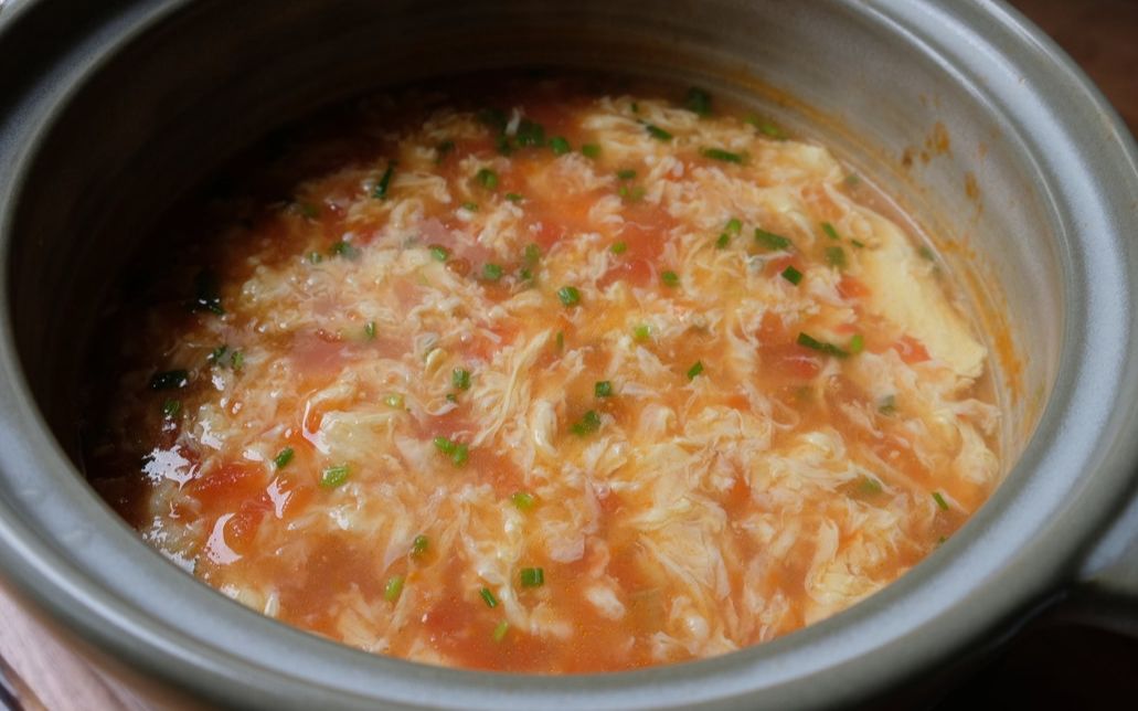 如何做出可媲美饭店的【番茄蛋汤】，嫩滑鲜美无比！