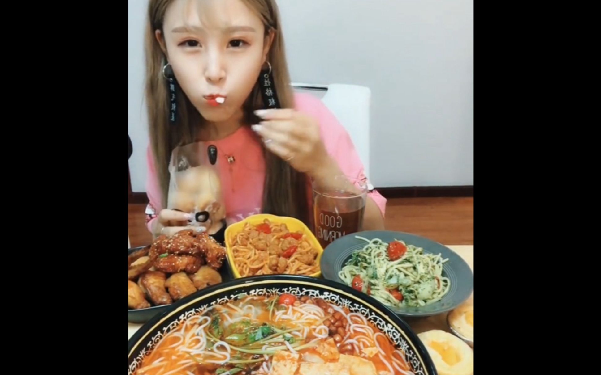 国内最火网红大胃王,猫妹妹,惊人的食量和身体构造!