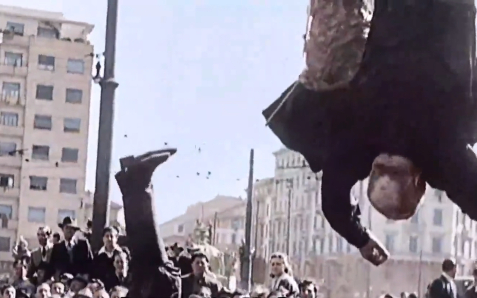 1945年4月，墨索里尼和他的情妇被吊死在米兰广场上的真实影像