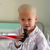 5岁的乐乐即将被送往手术室，父母喜忧参半，紧紧抱着孩子