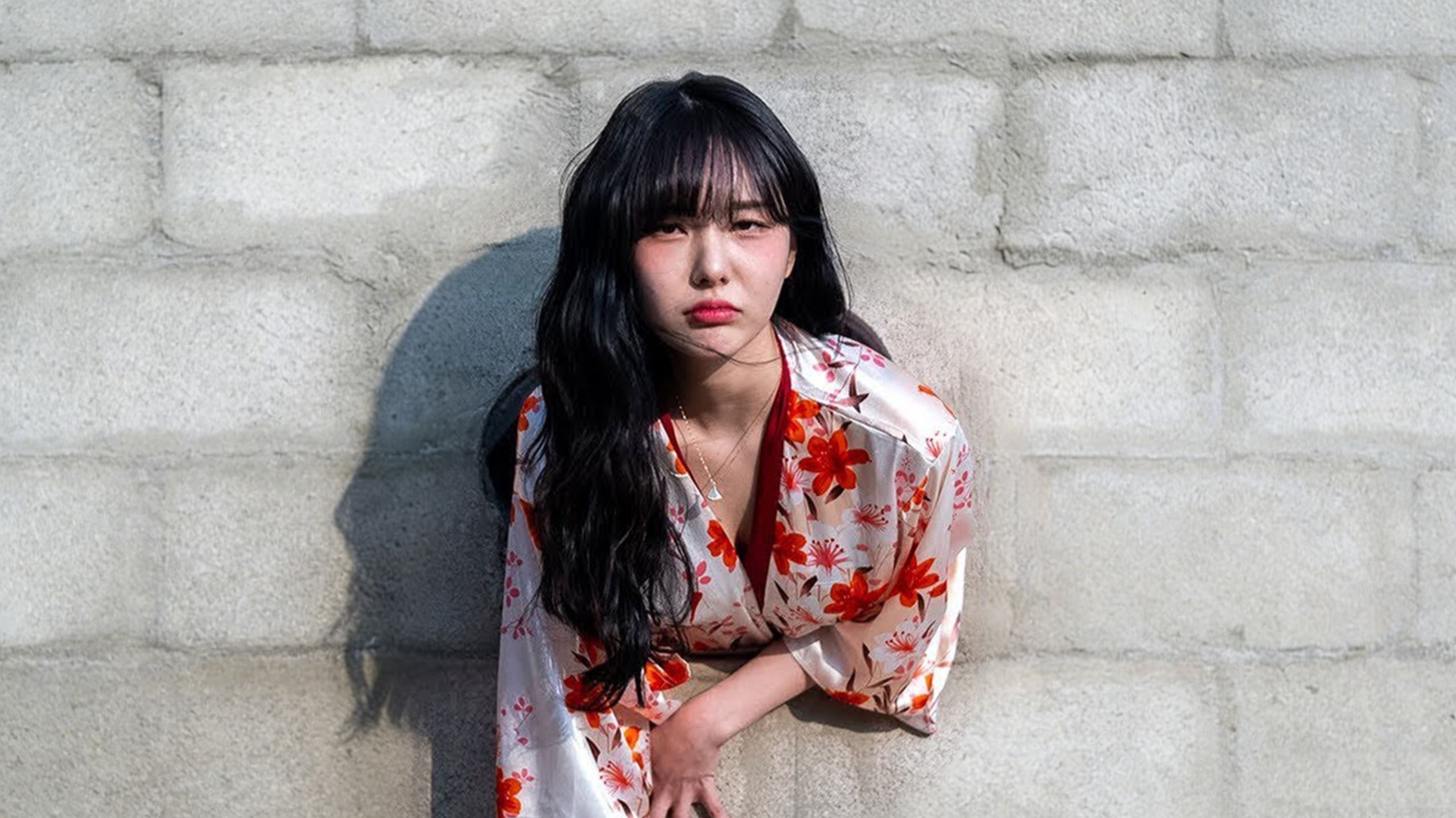 卡在墙里的性感女主播！