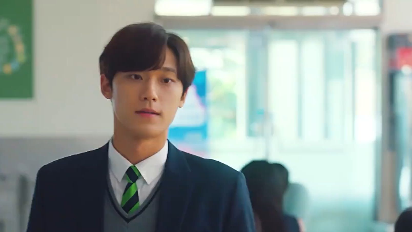 男人穿越回18岁，发现自己的儿子被校霸欺负！《再次18岁》