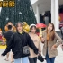 粉丝请美食团队去城市吃圣诞节的大餐。我们还在泰族的饭店跳舞。
