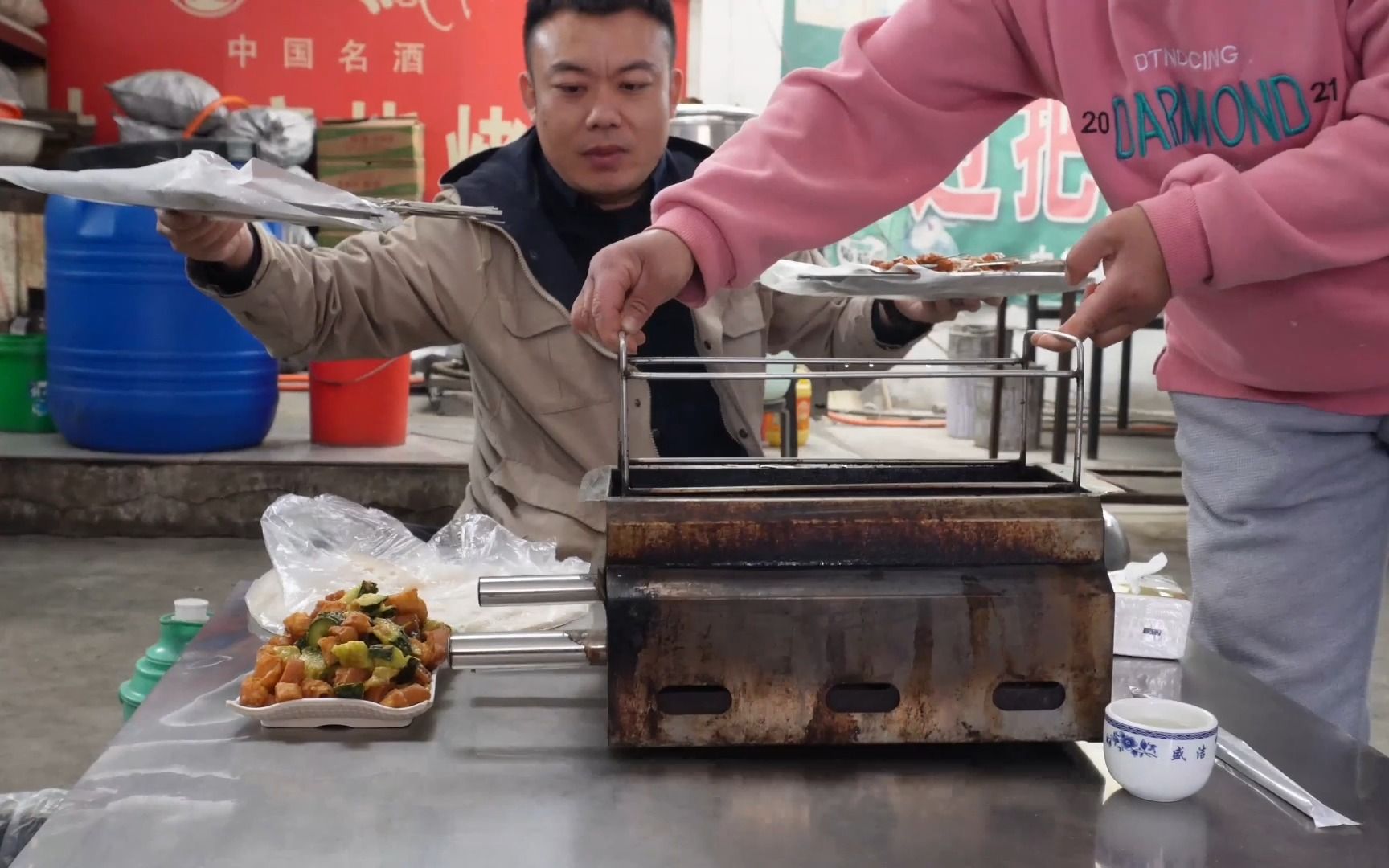 两个人花88元吃淄博烧烤，一张饼卷10串五花肉，满嘴流油！ 食客fen享 食客fen享 哔哩哔哩视频 5481