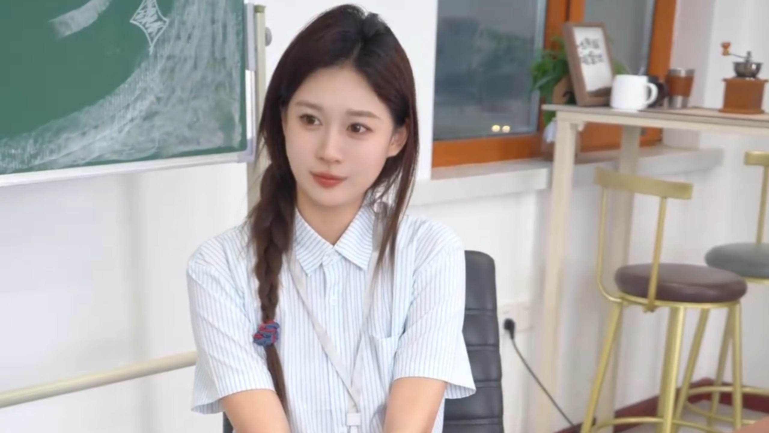 今日份美女模特，鑫钰职业装+灰色包臀裙+黑丝+黑色高跟鞋！长时版！