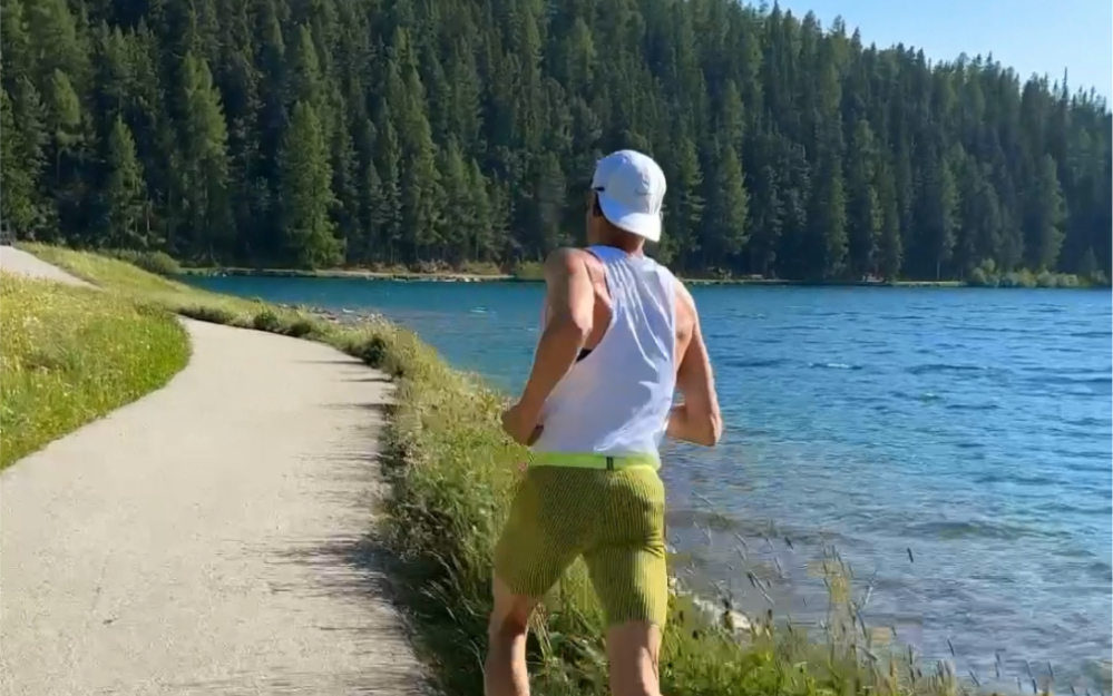 在瑞士的湖边，做间歇跑步训练