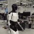 特斯拉擎天柱机器人最新步行演示