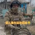 俄军士兵使用婴儿推车运载武器……真能整活，